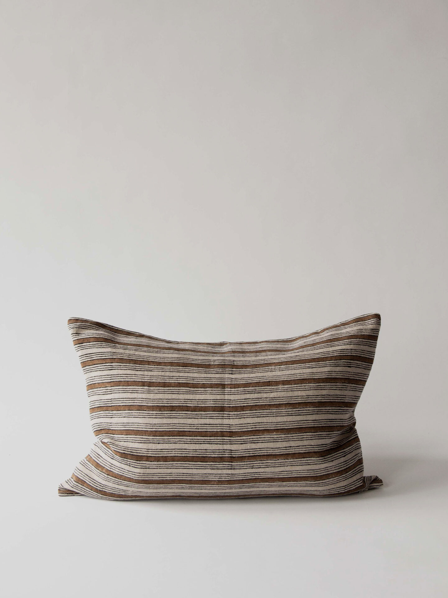 Cuscino decorativo rettangolare in lino con righe marroni e stampa a blocchi su fondo naturale