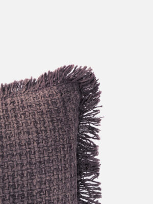 cuscino decorativo Delva cotone intrecciato frange prugna dettaglio