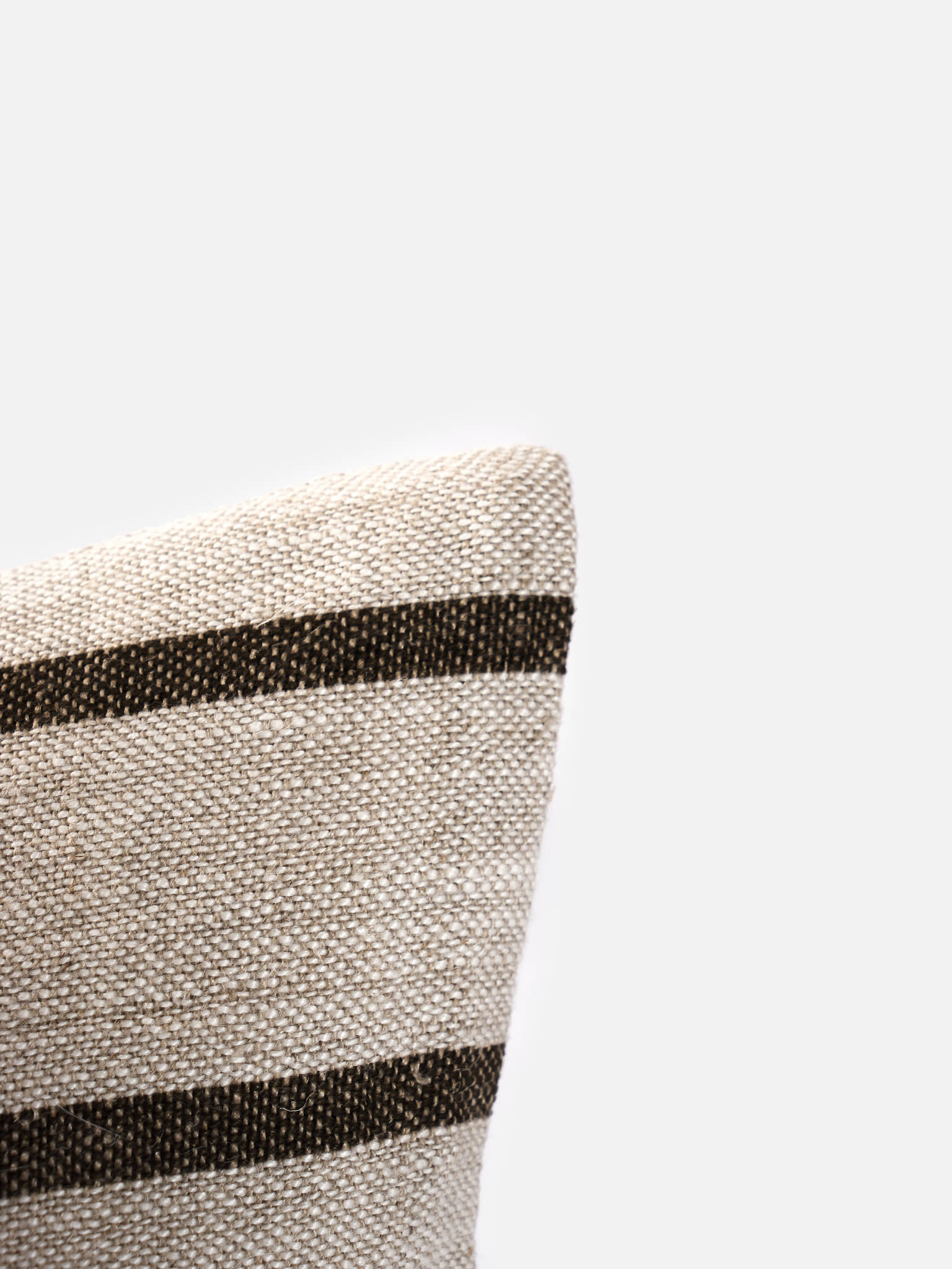 cuscino decorativo righe taupe lino minimalista dettaglio