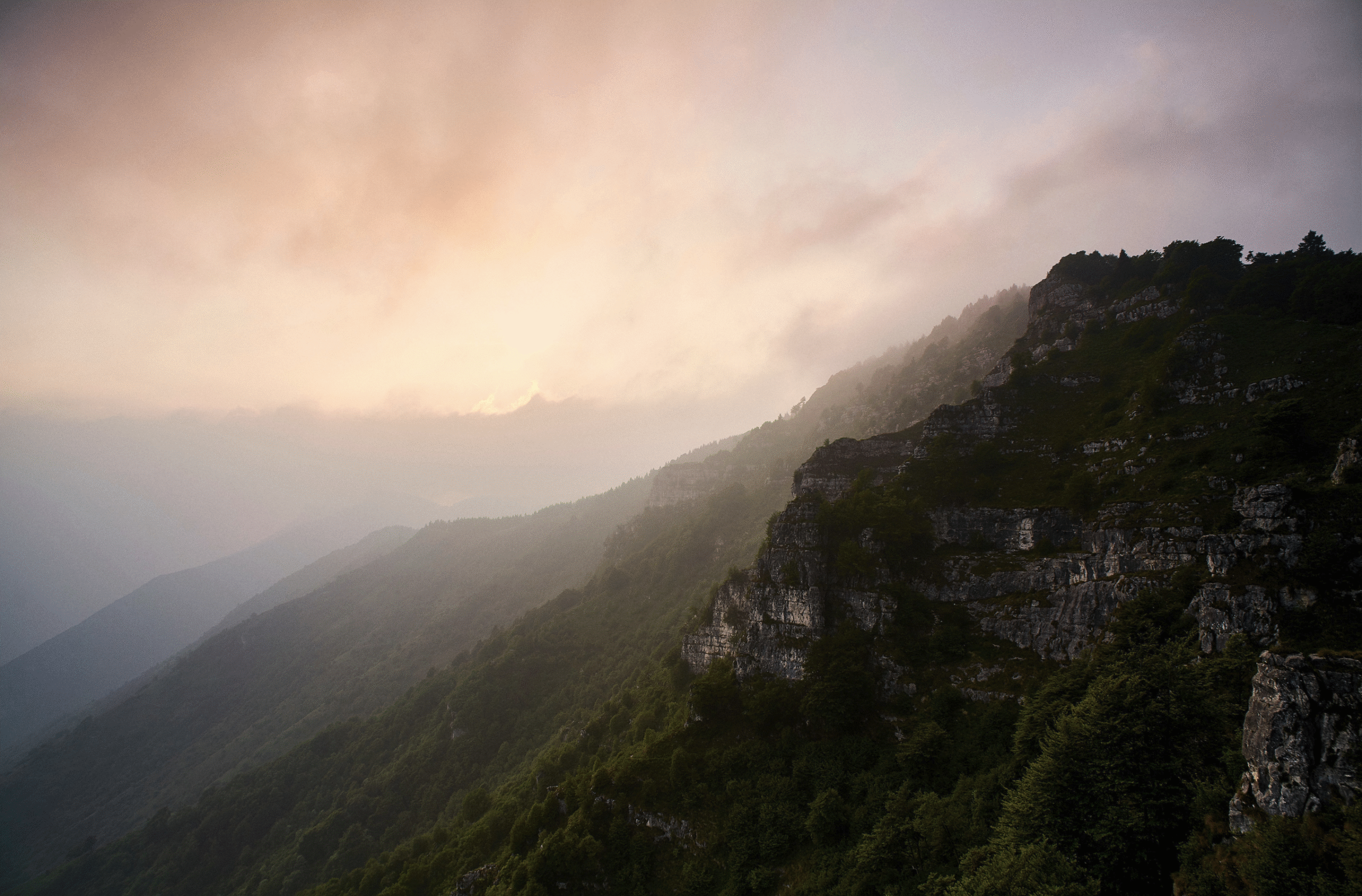 Poster fotografico “ASSTAAL – Italian Series” di Davide Zerilli con paesaggio montano all’alba,