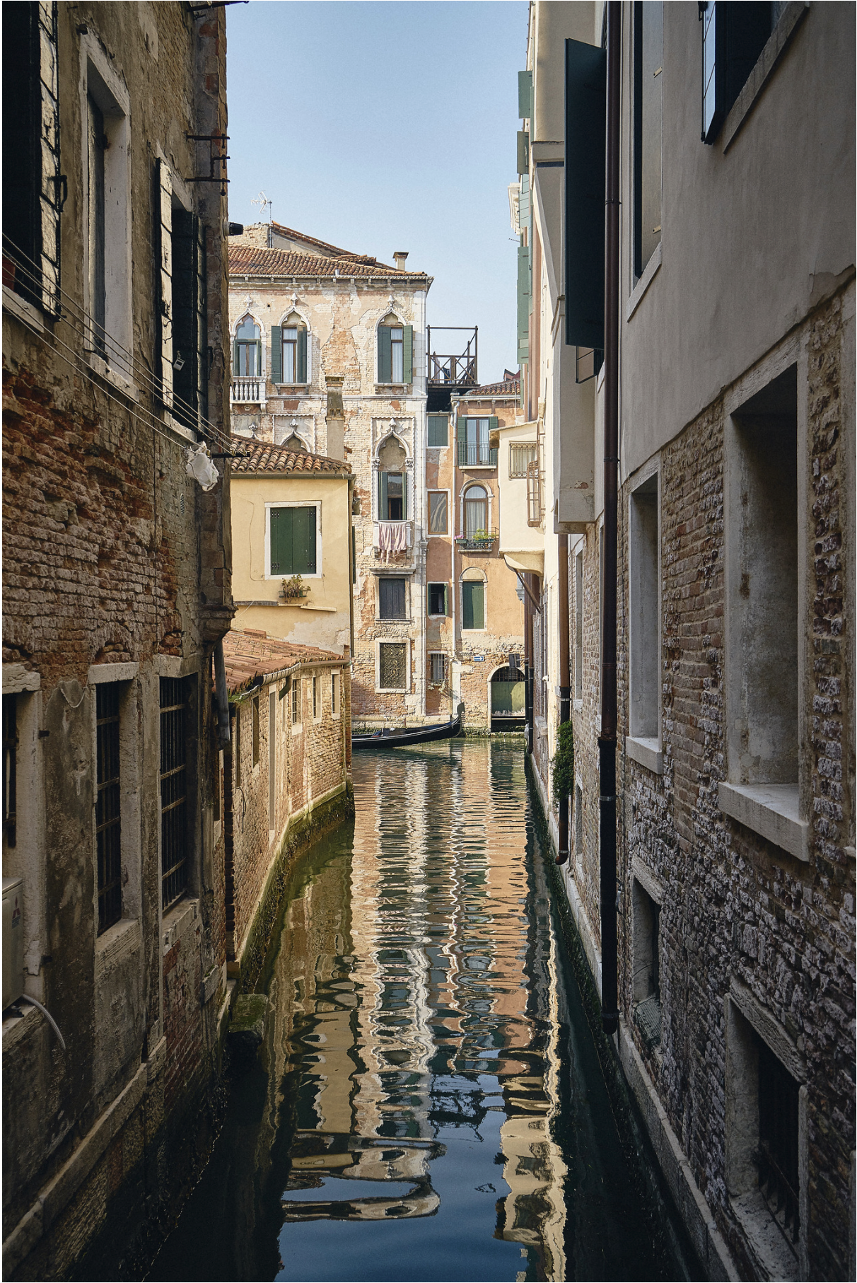 piccolo canale tra i palazzi veneziani