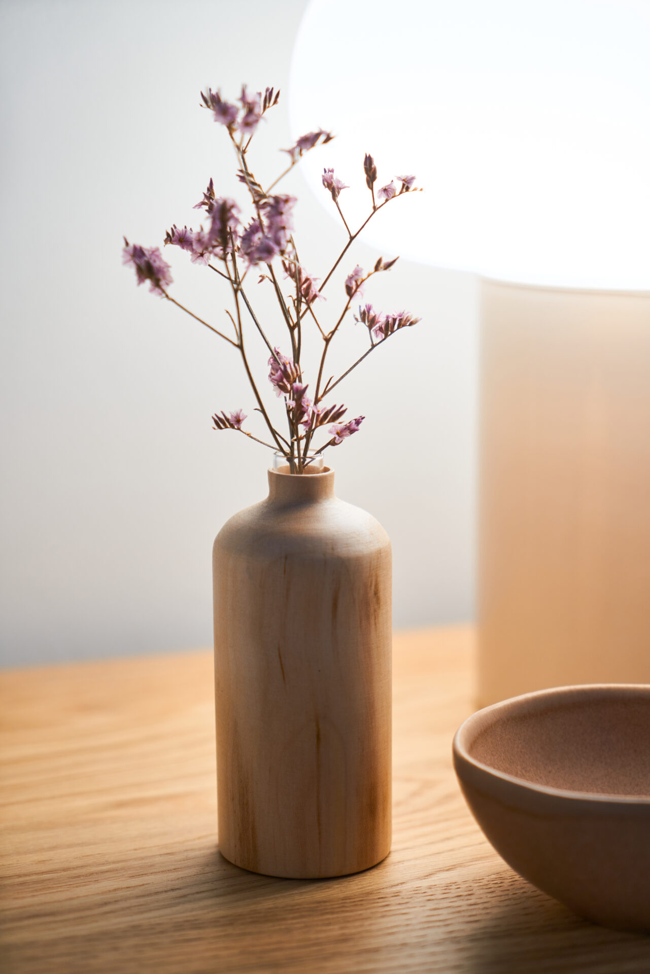 vasetto fiori legno n.03 sul comodino con lampada