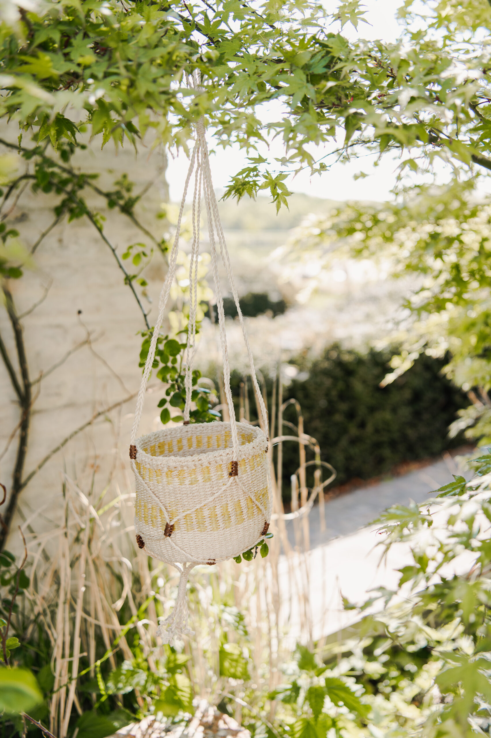 cesto intrecciato a mano appeso