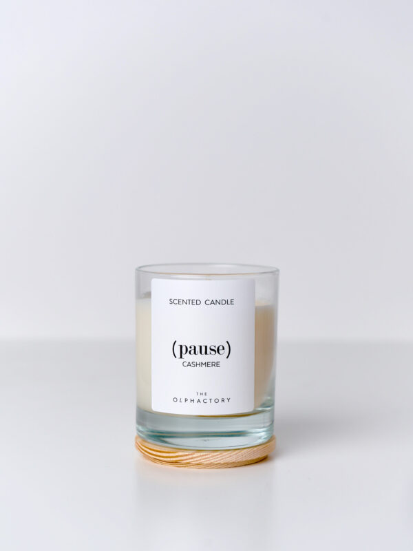Candela Cashmere 200 g in cera di soia con oli essenziali, vaso in vetro e tappo in legno