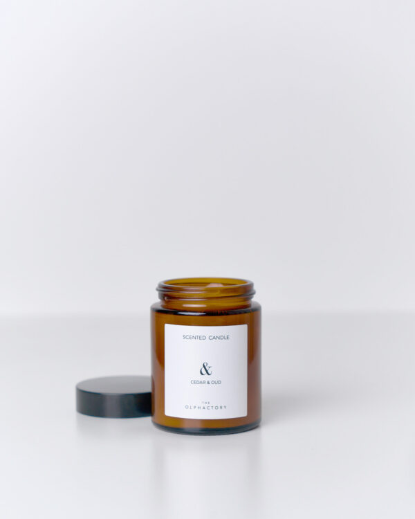 Candela Cedar & Oud 135 g in cera di soia, vaso in vetro ambrato.