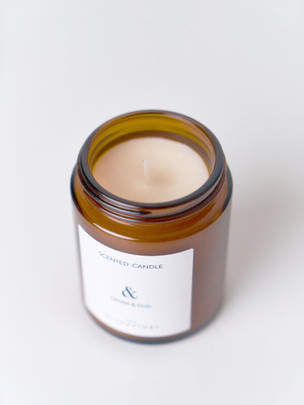 candela Cedar & Oud 135 g, vista dall’alto con cera uniforme