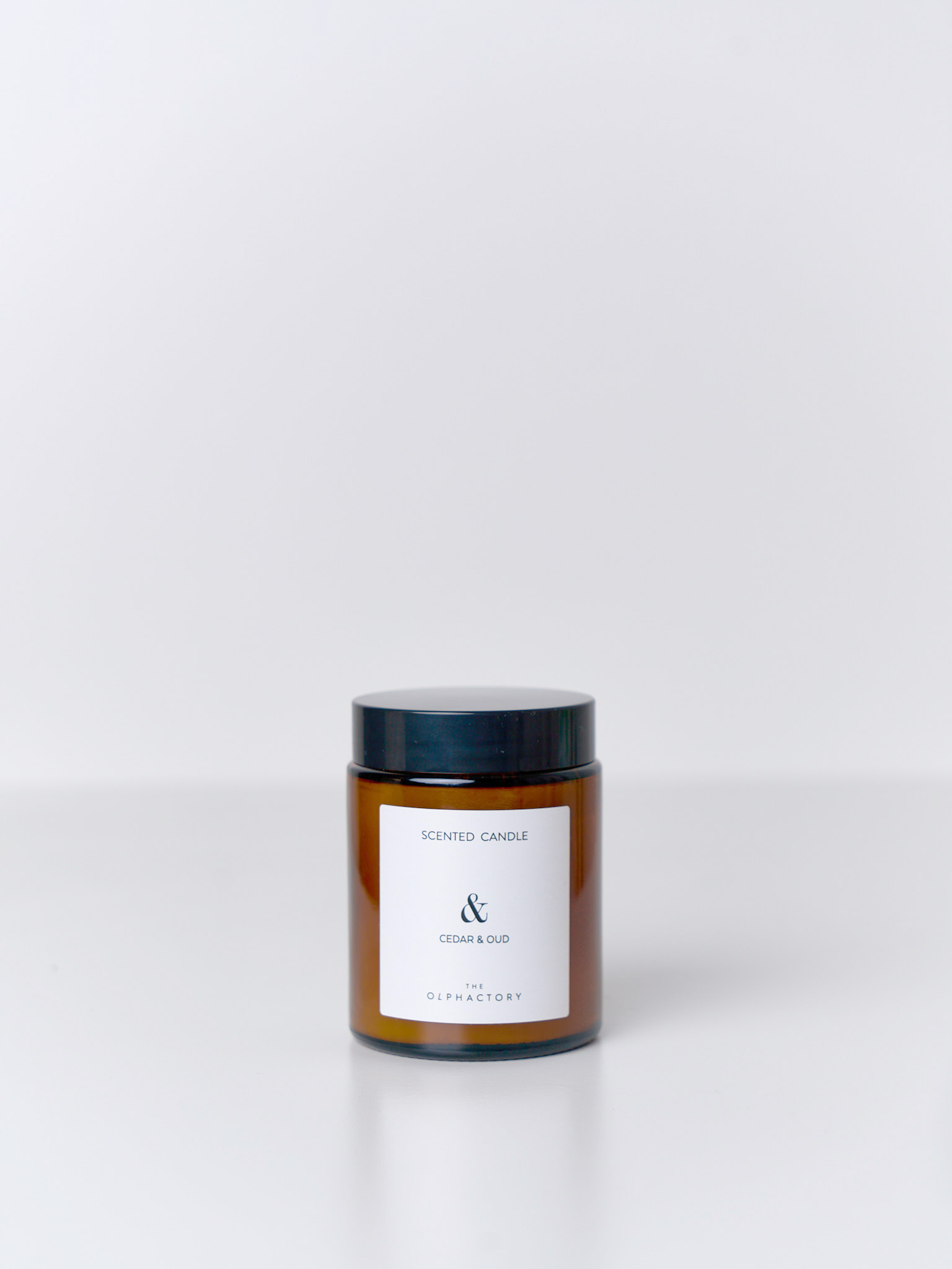 candela Candela Cedar & Oud 135 g in vetro ambrato, frontale