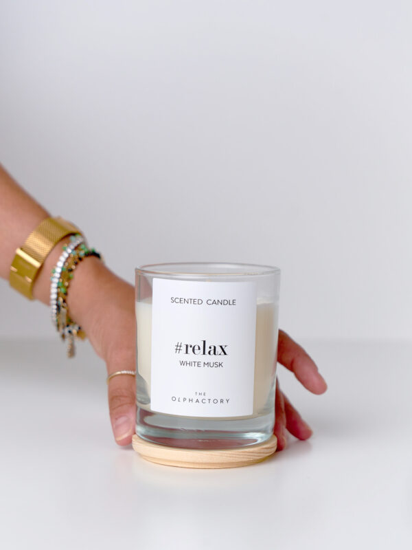White Musk 200 g, vista con tappo in legno e mano