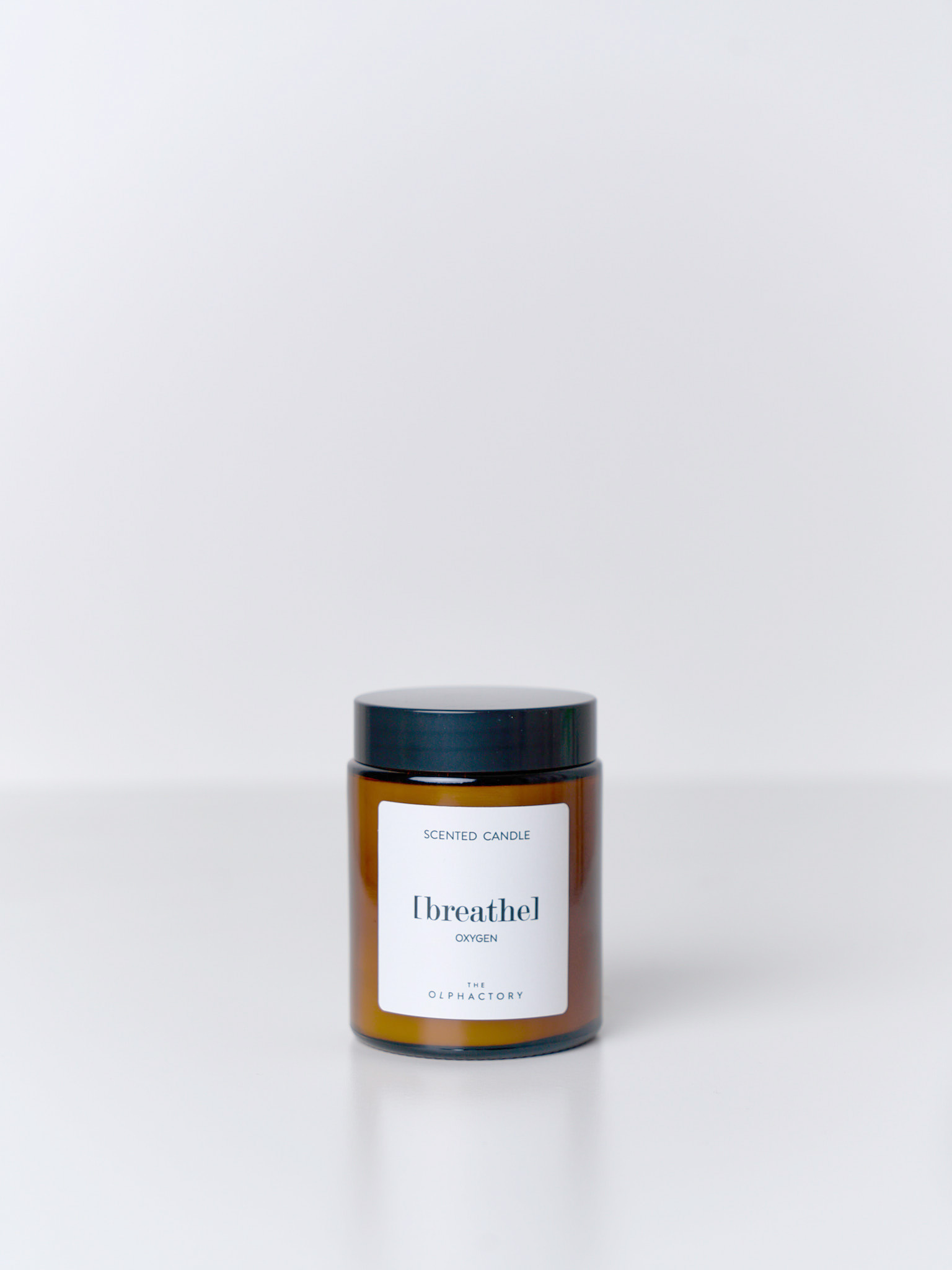 Candela Oxygen 135 g in cera di soia, vaso in vetro ambrato e tappo avvitabile