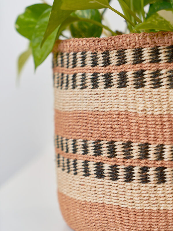 Cesto in sisal usato come coprivaso dettaglio trama
