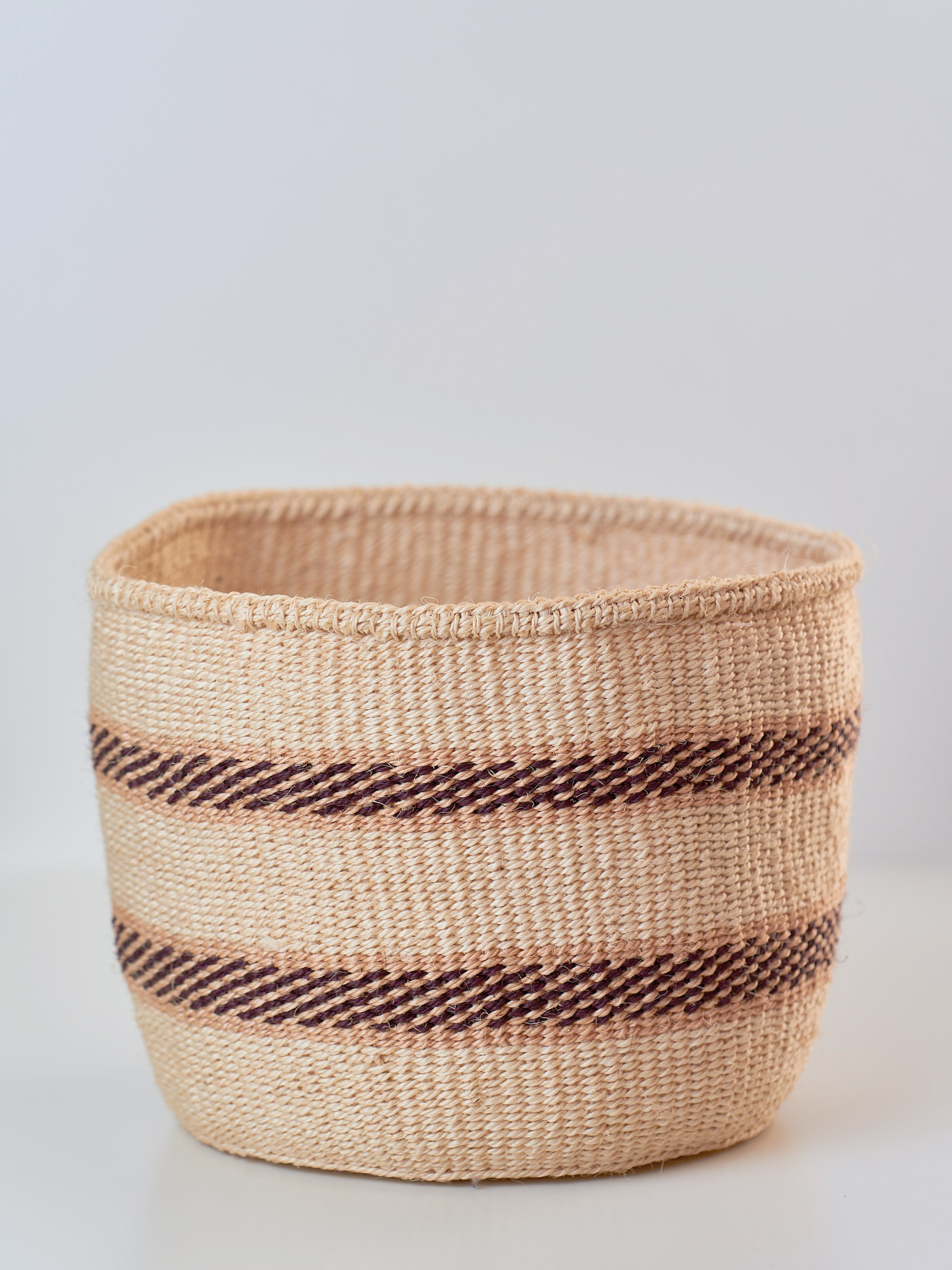 Cesto in sisal intrecciato a mano naturale, taglie S/M/L.