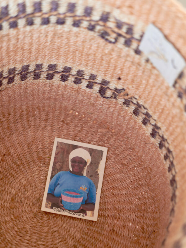Cesto in sisal, dettaglio foto della tessitrice
