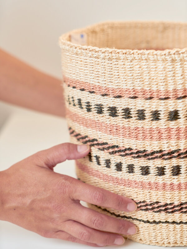 Cesto in sisal M, dettaglio bordo e cucitura con mani