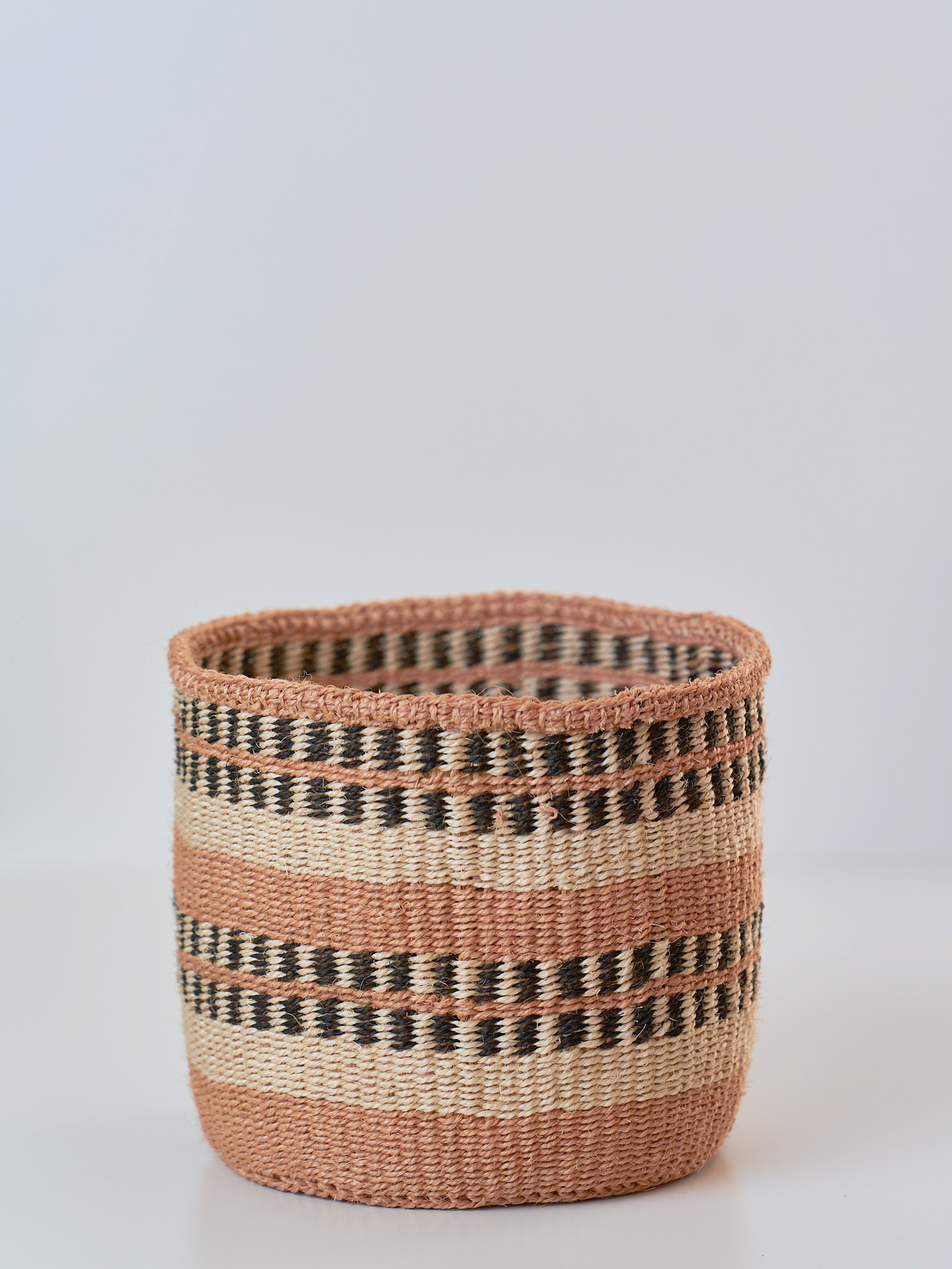 Cesto in sisal intrecciato a mano naturale, taglie S/M/L.