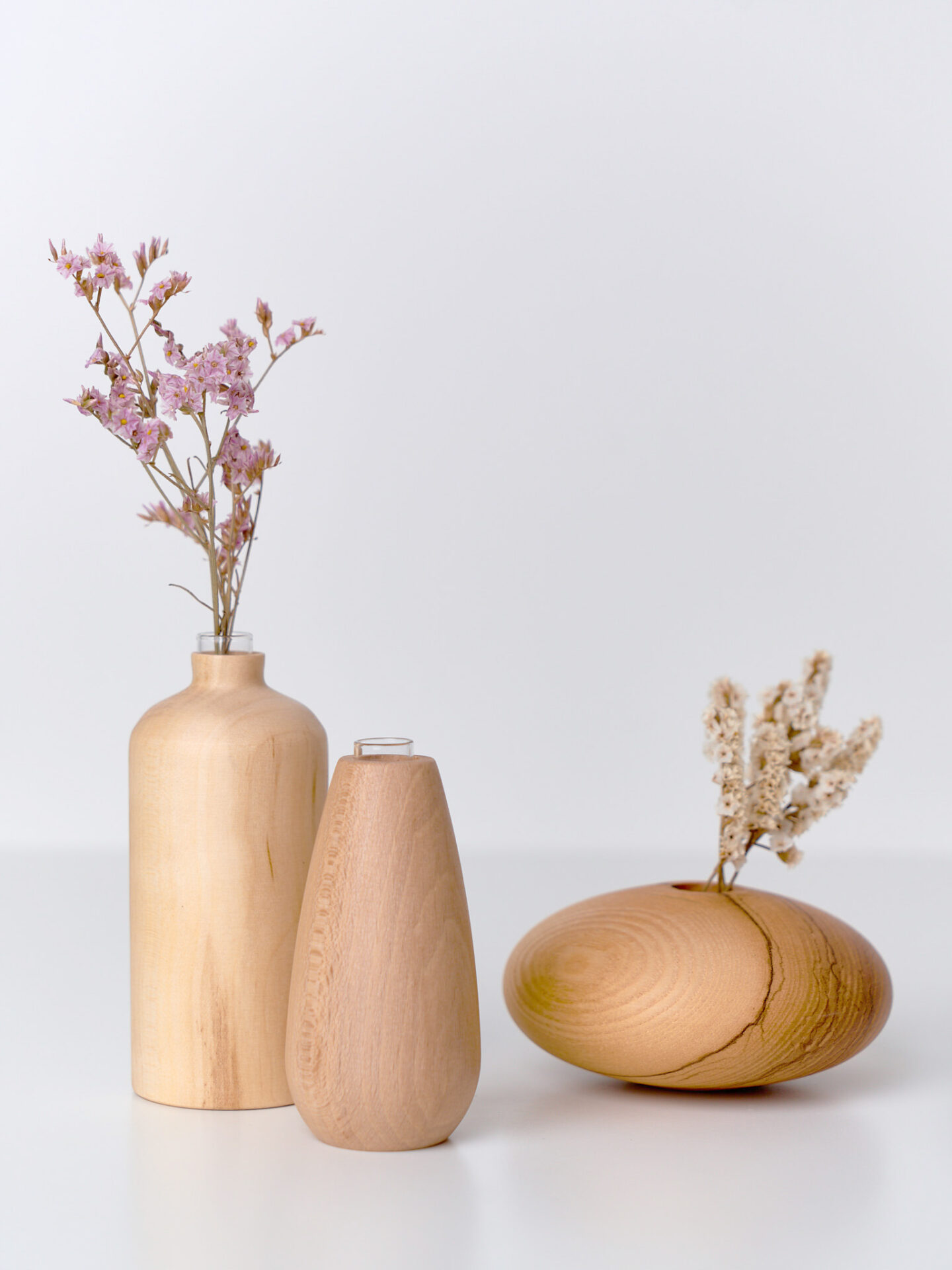 composizione di vasetti di fiori in legno n02, n03 e n04 con fiori