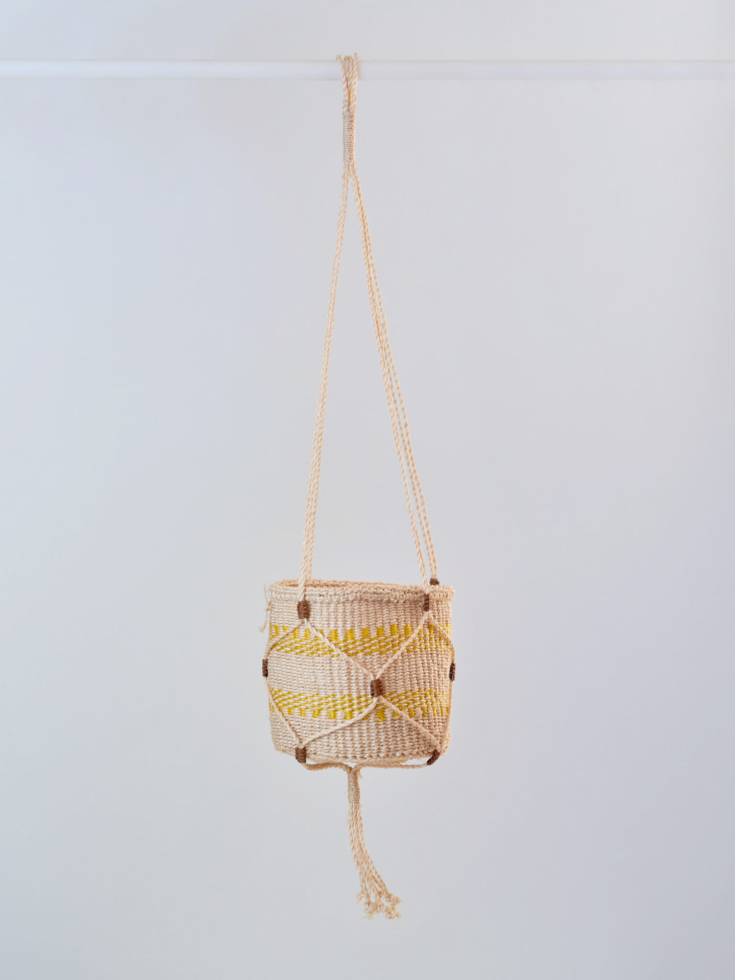 Portavaso appeso in sisal intrecciato a mano Ø14 cm con gancio incluso.