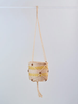 Portavaso appeso in sisal intrecciato a mano Ø14 cm con gancio incluso.