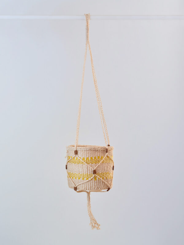 Portavaso appeso in sisal intrecciato a mano Ø14 cm con gancio incluso.