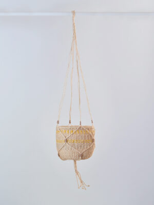 Portavaso appeso in sisal intrecciato a mano Ø14 cm con gancio incluso.