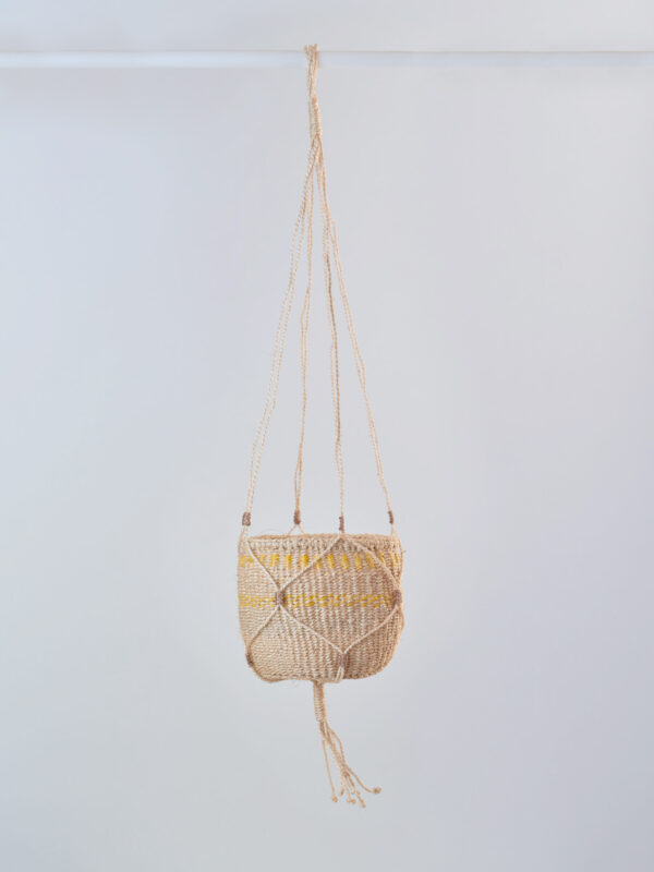 Portavaso appeso in sisal intrecciato a mano Ø14 cm con gancio incluso.