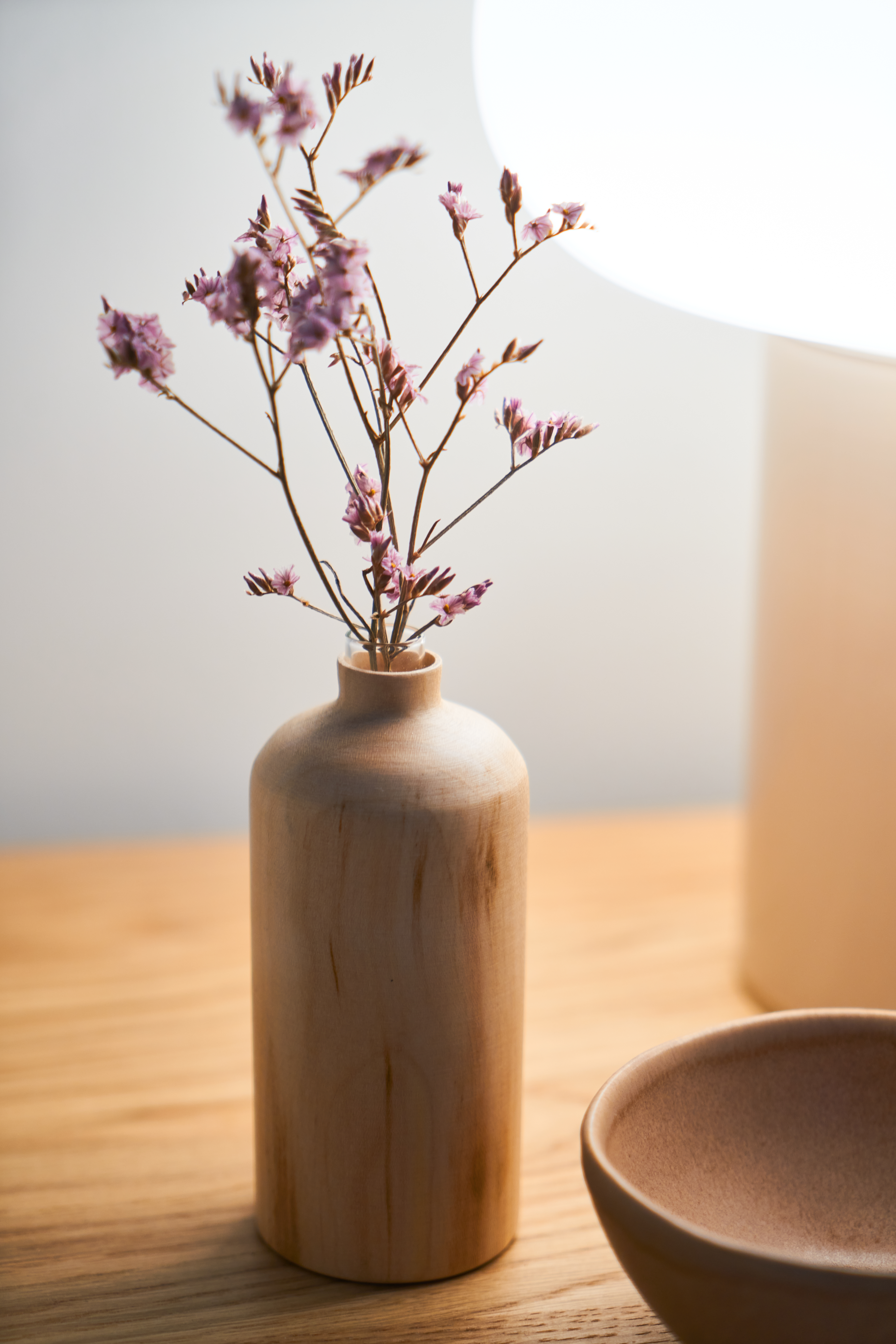 vasetto in legno con composizione di fiori secchi