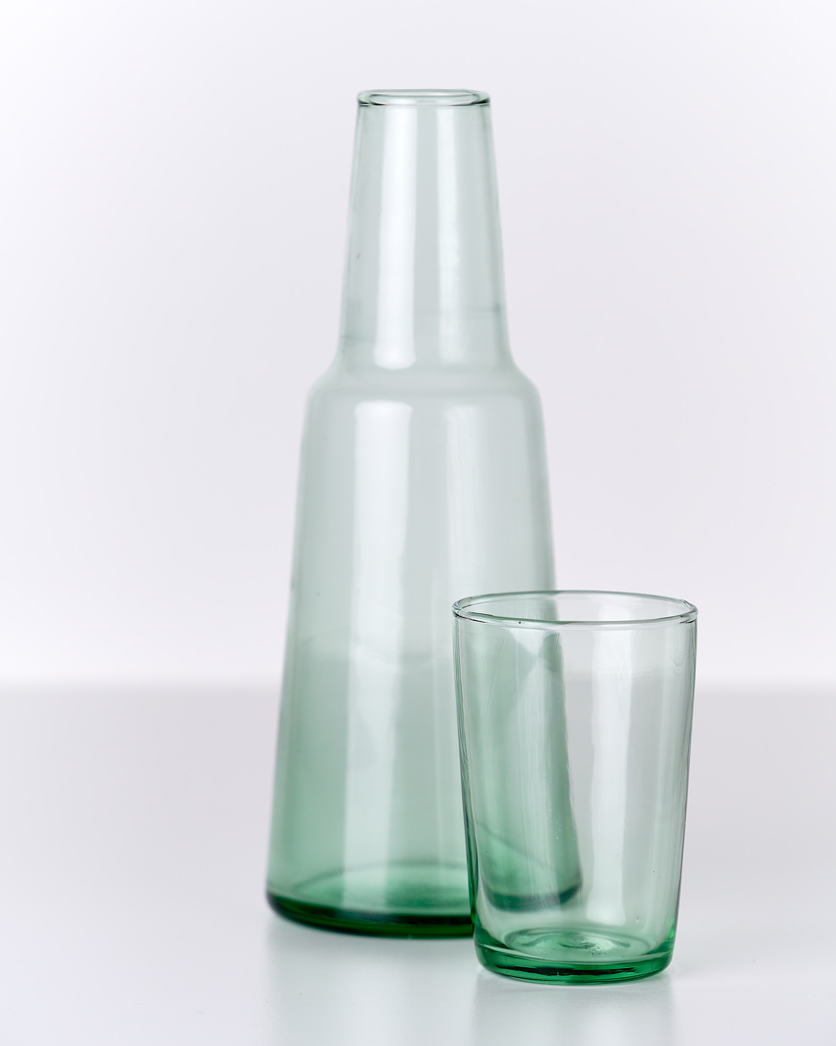 Set coordinato di caraffa e bicchiere in vetro soffiato, design essenziale Terracotta Home Store.