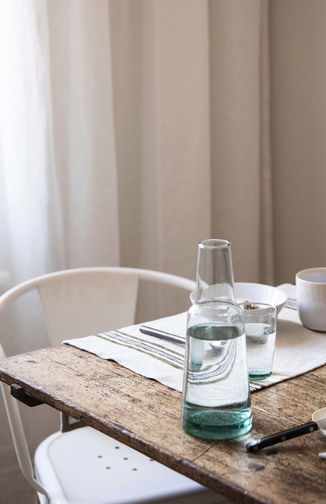 Set coordinato di caraffa e bicchiere in vetro soffiato, design essenziale Terracotta Home Store.