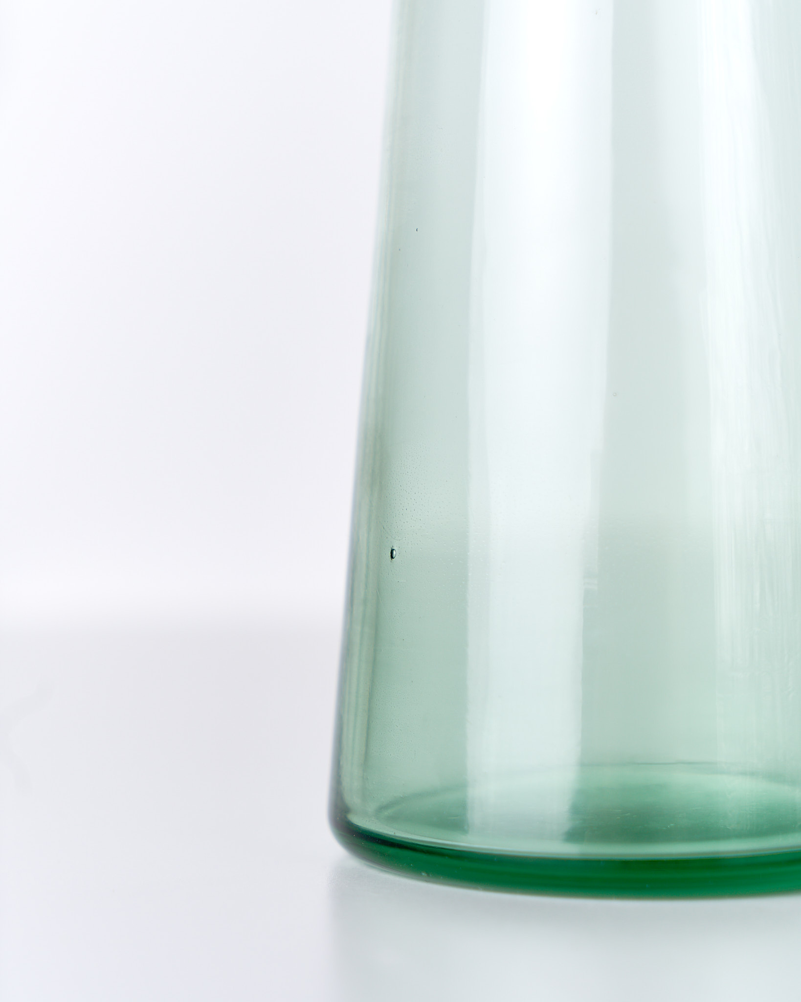 dettaglio del vetro soffiato della caraffa verde