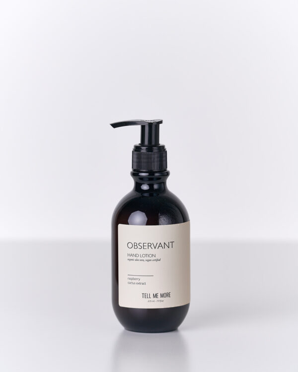 Lozione mani “Observant” con ingredienti naturali, flacone ambrato e etichetta minimal.