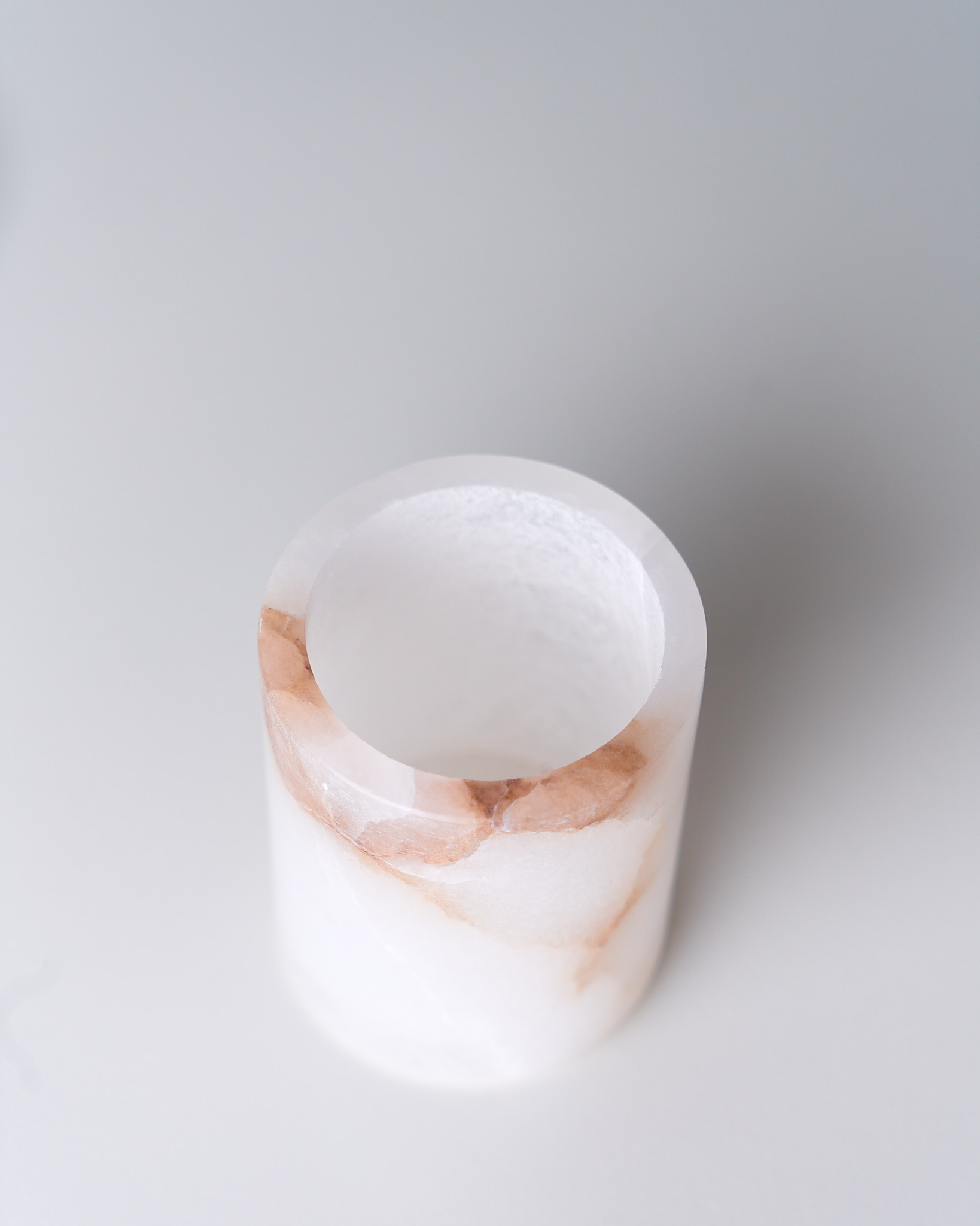 Dettaglio del porta candele in alabastro Terracotta, con riflessi traslucidi e superficie naturale