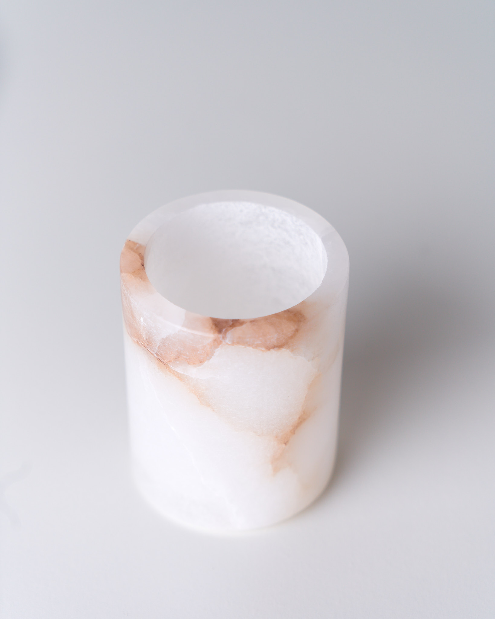 Porta candele in alabastro naturale, superficie levigata e emana luce calda diffusa, Terracotta Home Store.