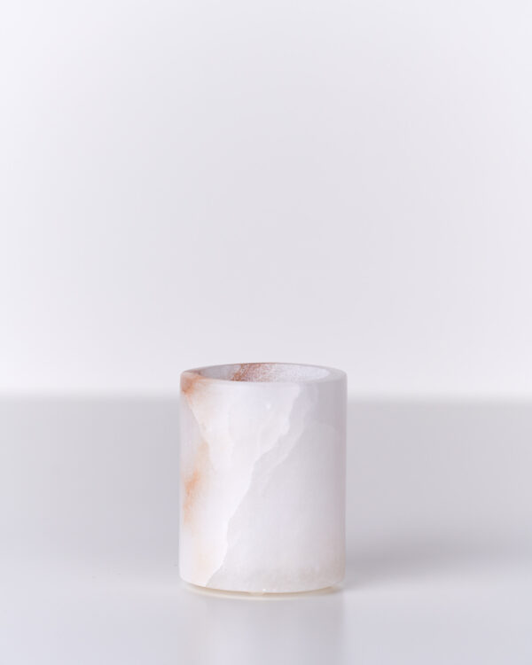 Porta candele in alabastro naturale, superficie levigata e luce calda diffusa, Terracotta Home Store.