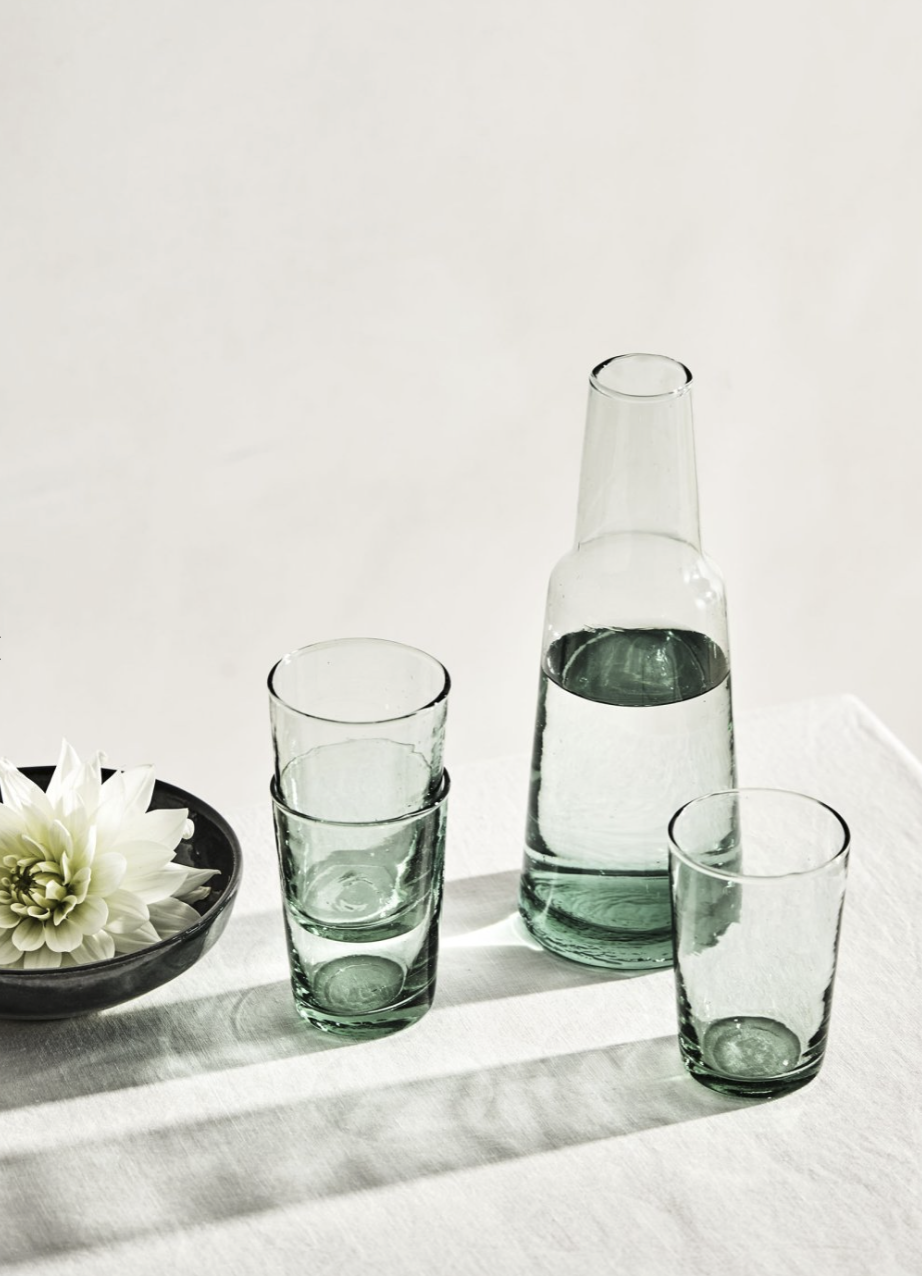 Set coordinato di caraffa e bicchiere in vetro soffiato, design essenziale Terracotta Home Store.