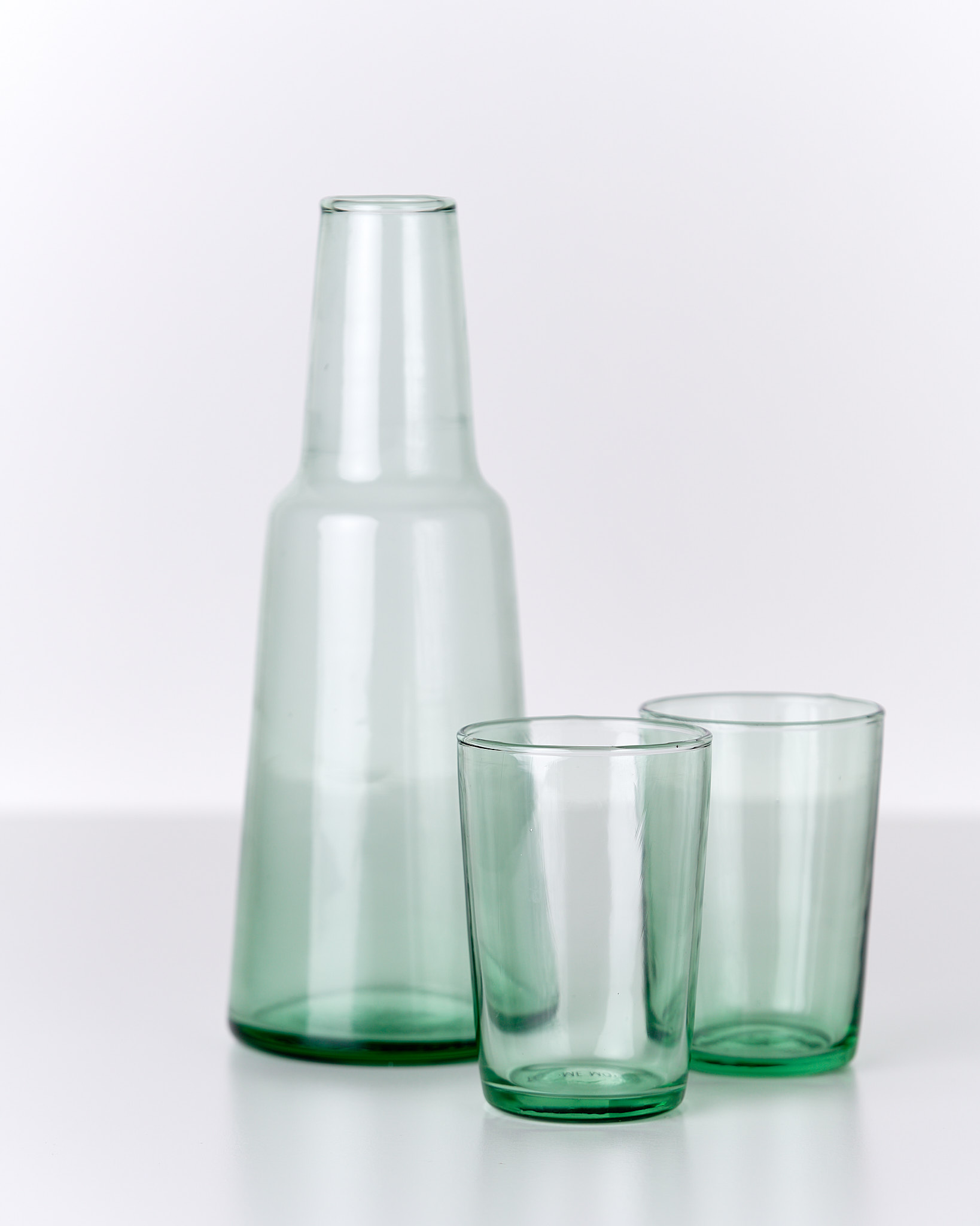 Set coordinato di caraffa e bicchiere in vetro soffiato, design essenziale Terracotta Home Store.