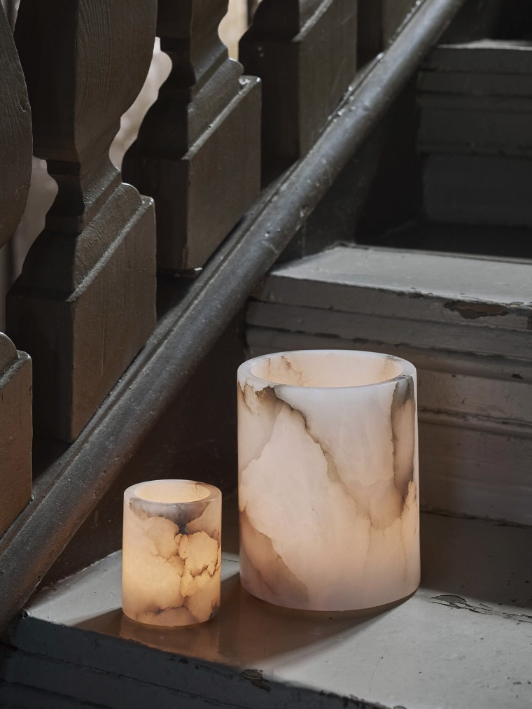 Porta candele in alabastro naturale, superficie levigata e luce calda diffusa, Terracotta Home Store.