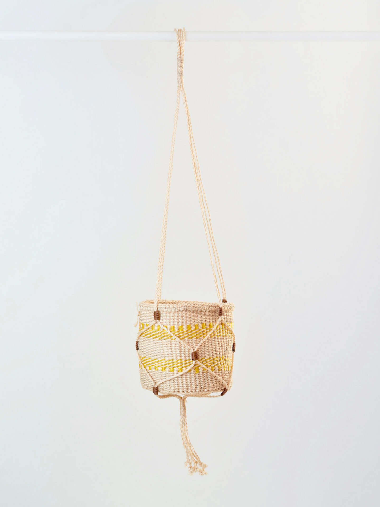 Portavaso appeso in sisal intrecciato a mano Ø14 cm con gancio incluso.