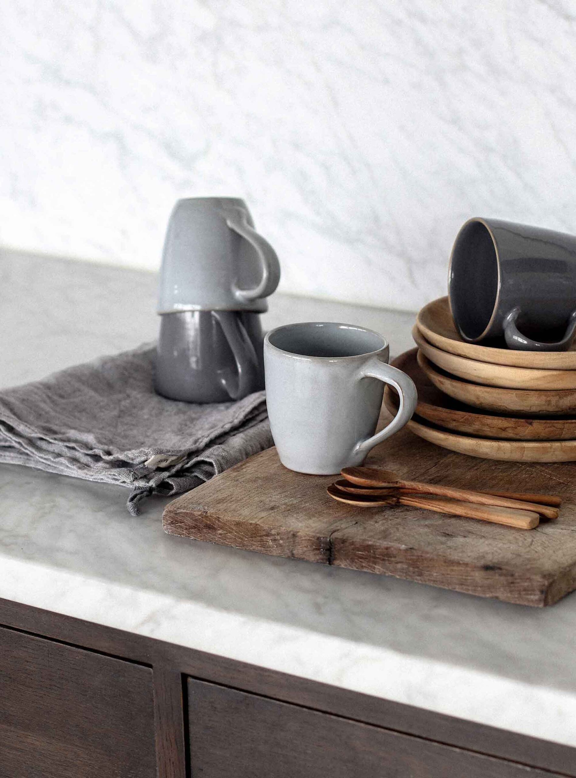 tazza artigianale in ceramica smaltata azzurro polvere, realizzata in Nepal in laboratori WFTO. Unica per natura, adatta all’uso quotidiano.