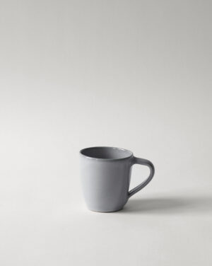 Tazza Fabriano fatta a mano in ceramica smaltata azzurro polvere, Fair Trade (WFTO).