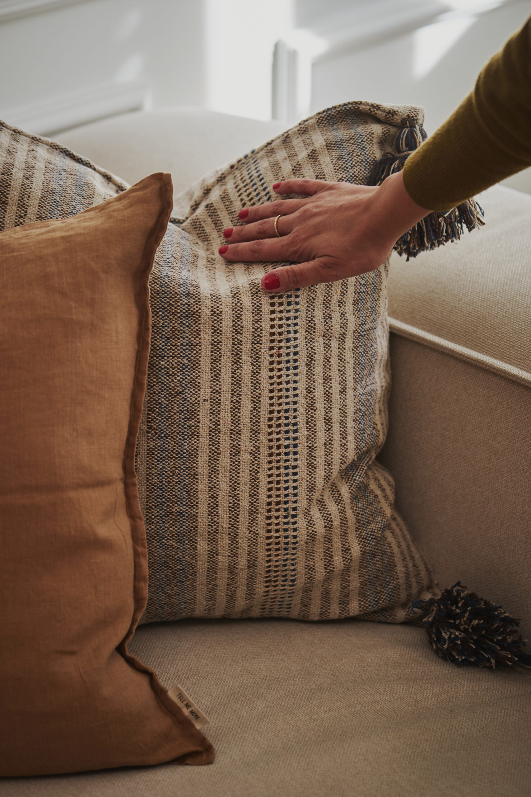 mano che aggiusta la forma di un cuscino