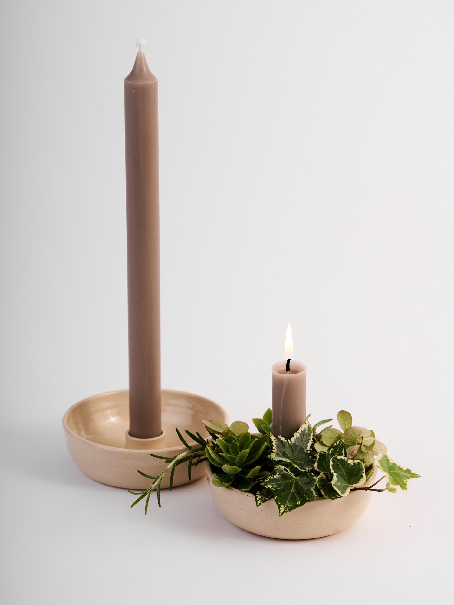 Due candelabri in gres color burro affiancati