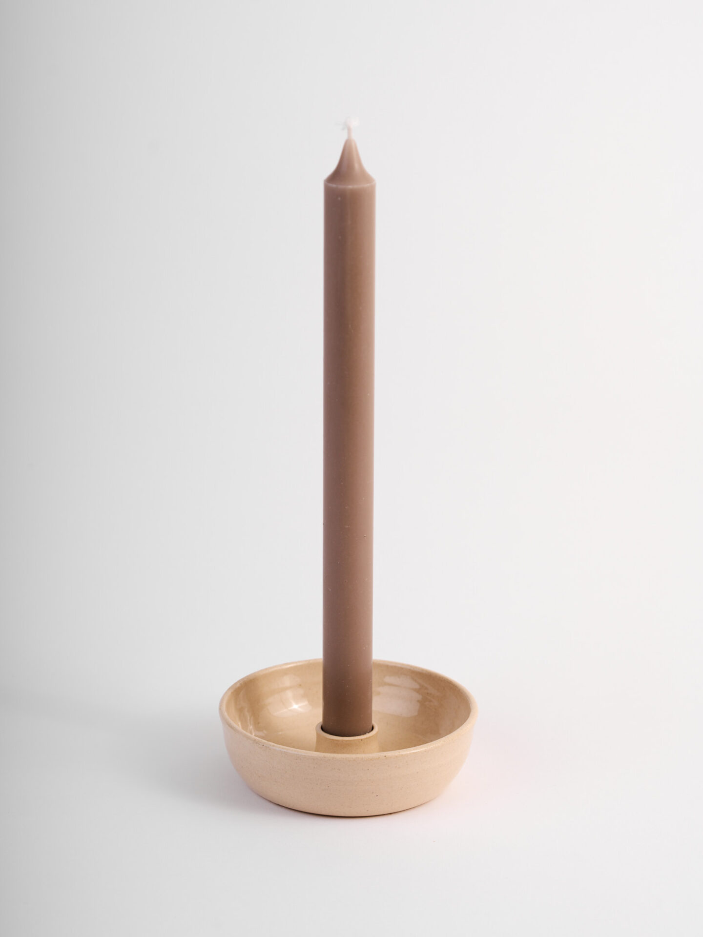 Candelabro in gres color burro con candela da tavola